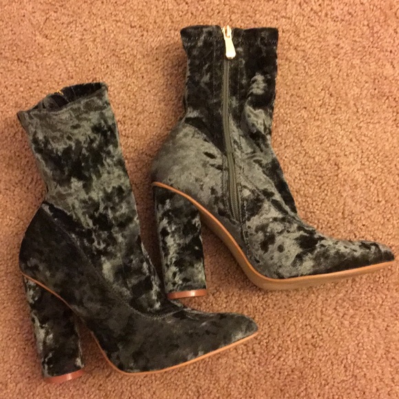 SOLD 🎉🎉🎉Green velvet sock boots - Picture 1 of 4